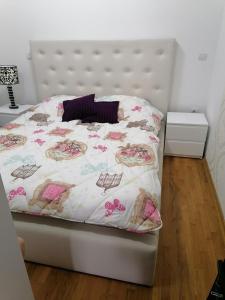 - une chambre dotée d'un lit avec un cadre blanc dans l'établissement Luxury apartment Ohrid, à Ohrid