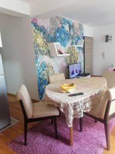- une salle à manger avec une table et une banane dans l'établissement Luxury apartment Ohrid, à Ohrid