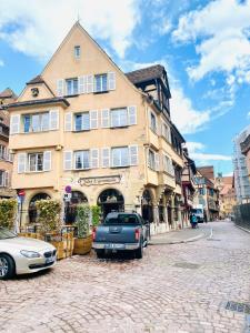 um camião estacionado em frente a um edifício em Au Grenier à Sel Colmar em Colmar