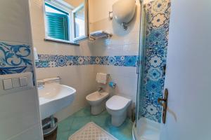 La salle de bains est pourvue de toilettes et d'un lavabo. dans l'établissement Albergo Le Querce, à Ponza