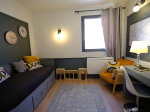 een kamer met een bed, een bureau en een raam bij Le Floreal, great quiet appt in very town center in Tours
