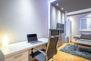 TV a/nebo společenská místnost v ubytování Apartments Danigo
