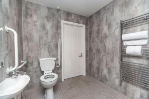 un bagno con un water bianco e un lavandino di Sam's Cottage a Keswick