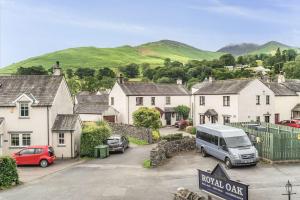 un villaggio con un furgone parcheggiato in un parcheggio di Stanger Cottage a Keswick