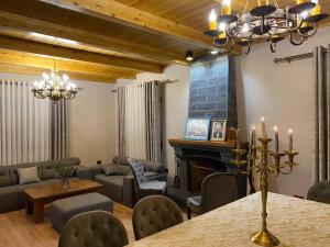sala de estar con mesa y piano en Iballe Guesthouse, en Pukë