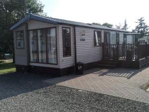 Cette petite cabine dispose d'une porte et d'une terrasse couverte. dans l'établissement 57 Tay, à Forfar