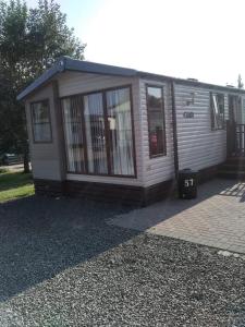 een klein huis met een groot raam aan de zijkant bij 57 Tay in Forfar