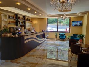 Hotel Ristorante Villa Terry في لاوريا إنفيريوري: بار في مطعم فيه ثريا