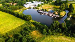 een luchtzicht op een jachthaven op een meer bij Hotel Azzun Orient SPA&Wellness in Kromerowo