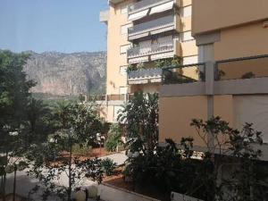 Nespecifikovaný výhled na hory nebo výhled na hory při pohledu z kapslového hotelu