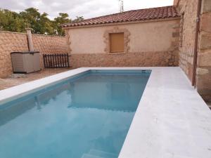 Piscina en o cerca de Casa Rural Galatea especial Grupos