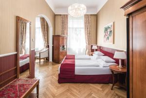 سرير أو أسرّة في غرفة في Palais-Hotel Erzherzog Johann