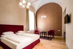 سرير أو أسرّة في غرفة في Palais-Hotel Erzherzog Johann