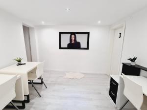 una habitación blanca con una foto de una mujer en la pared en House for rent Koper, en Koper