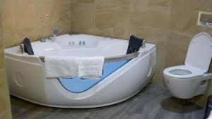 bagno con vasca e servizi igienici di Esiankiki Resort & Spa - Nanyuki a Nanyuki