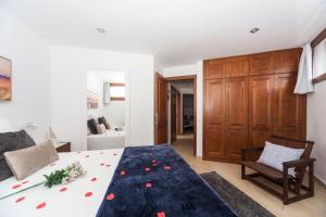 A bed or beds in a room at TEMISA FAMARA BEACH