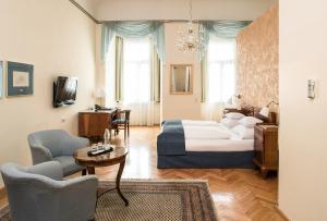 سرير أو أسرّة في غرفة في Palais-Hotel Erzherzog Johann