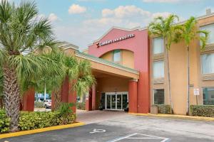 un hotel con palmeras frente a un edificio en Comfort Inn & Suites Fort Lauderdale West Turnpike, en Fort Lauderdale