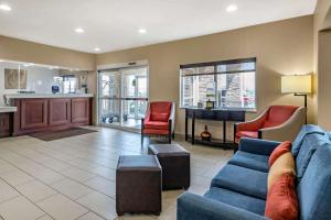 un soggiorno con divano blu e sedie rosse di Comfort Inn Oklahoma City a Oklahoma City