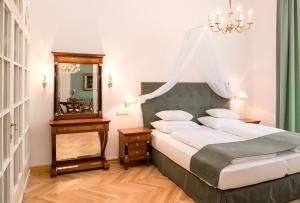 سرير أو أسرّة في غرفة في Palais-Hotel Erzherzog Johann