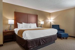 Comfort Inn N Myrtle Beach Barefoot Landing客房内的一张或多张床位