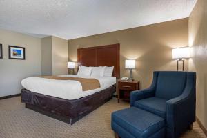 Comfort Inn N Myrtle Beach Barefoot Landing客房内的一张或多张床位