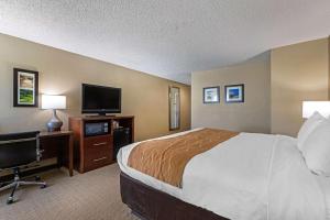 Comfort Inn N Myrtle Beach Barefoot Landing客房内的一张或多张床位