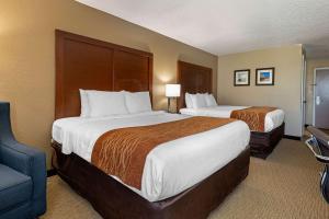 Comfort Inn N Myrtle Beach Barefoot Landing客房内的一张或多张床位