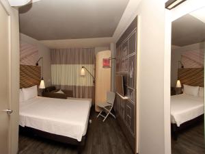 Cama ou camas em um quarto em ibis Natal