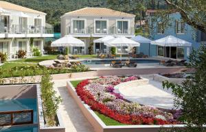 eine Luftansicht eines Resorts mit Pool und Blumen in der Unterkunft Parga Beach Resort in Parga