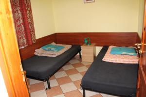 シュチルクにあるDom Narciarzaのベッド2台が備わる部屋