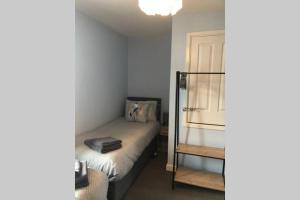 Dormitorio pequeño con cama y estante en Dudley House **Staycation & Contractors** Sleeps 7, en Tipton