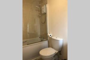 y baño con aseo, bañera y ducha. en Dudley House **Staycation & Contractors** Sleeps 7, en Tipton 10 fotos más