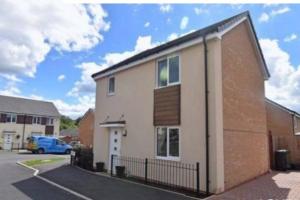 un edificio blanco y de ladrillo con aparcamiento en Dudley House **Staycation & Contractors** Sleeps 7, en Tipton