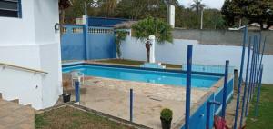 a blue fence in front of a swimming pool at Hotel Arbom in Mogi-Guaçu +33 photos