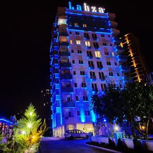 un edificio con luces azules por la noche en Lahza Apart Hotel, en Trabzon