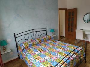 Un pat sau paturi într-o cameră la La finestra sul mare