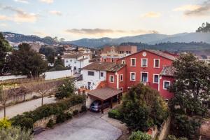 Vistas a una ciudad con montañas en el fondo en Habitaciones en Villa Coliving Masía Rural en San Fausto de Campcentellas