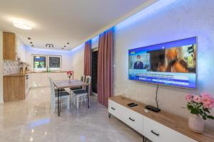 Μια τηλεόραση ή/και κέντρο ψυχαγωγίας στο ZATOR Apartamenty Max House, Energylandia