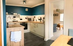 Kuchyň nebo kuchyňský kout v ubytování Maesyfelin Isaf Apartment