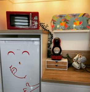 a kitchen with a microwave on top of a dishwasher at Rare ! Appartement Tout Confort Plein Centre Ville in Rennes