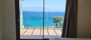 ニキアナにあるワン ビジョンの海の景色を望む窓付きのベッドルーム1室