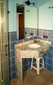 ein Badezimmer mit Waschbecken und Spiegel in der Unterkunft Apartamentos Rurales El Calama in Zarza de Granadilla