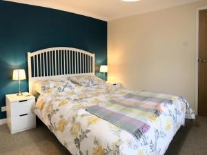 Postel nebo postele na pokoji v ubytování Maesyfelin Isaf Apartment