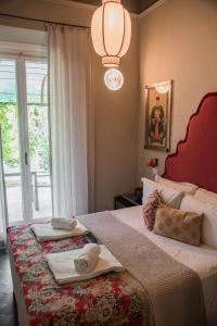 フィレンツェにあるラ フォンデリア フィレンツェのベッドルーム1室(ベッド1台、タオル2枚付)