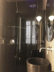 ein Bad mit einem Waschbecken und einer Dusche in der Unterkunft binariouno in Bologna