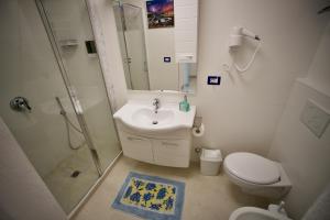 A bathroom at Ambra Apartment