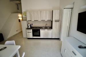 A kitchen or kitchenette at Ambra Apartment