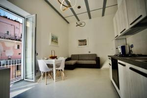 A kitchen or kitchenette at Ambra Apartment