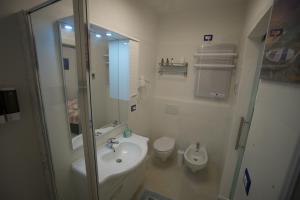 A bathroom at Ambra Apartment